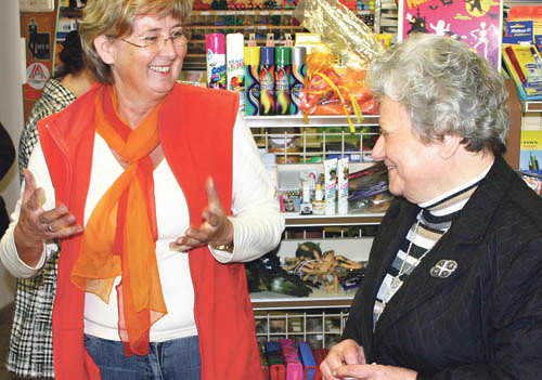 Die kleine Gruppe, die Franziska Weiner zu St?tten ihrer Jugend begleitet hat, im ehemaligen Gesch?ftshaus von Rudolf Gr?nner, heute Trafik Walpurga Biberhofer, V?cklabrucker Stra?e 9, Ampflwang, Walpurga Biberhofer im Gespr?ch mit Franziska Weiner