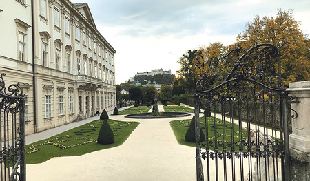 Schloss Mirabell in Salzburg wurde um 1606 von Fürsterzbischof Wolf Dietrich von Raitenau für seine Lebensgefährtin, Salome Alt, und ihre 15 gemeinsamen Kinder erbaut. Angeblich war er überzeugt, dass er die Aufhebung des Pflichtzölibats noch erlebt.