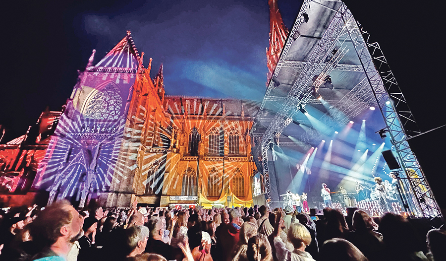 Beeindruckende Konzertatmosphäre auf dem Linzer Domplatz bei Klassik am Dom.  