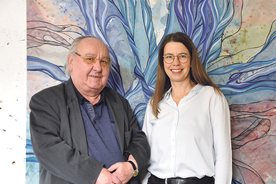 Künstlerin Evelyn Kreinecker (re.) und Helmut Lang (li.). Lang ist seit Jahrzehnten für die Pfarre in verschiedenen Funktionen tätig, sein Herz schlägt für Kunst, Kultur und Musik.