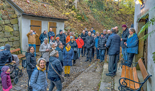 Die Gruppe wanderte mit dem Bischof über die Kellergröppe zur Pfarrkirche Raab.  