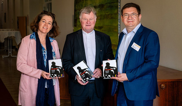 Die Herausgeber:innen Elisabeth Leitner (re.) und Heinz Niederleitner (li.) überreichen Bischof Scheuer (Mitte) die frisch gedruckte Broschüre