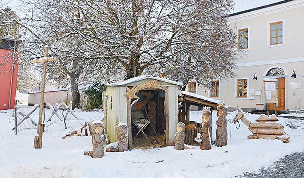 Die Krippe stellt einen Bezug zu den vielen Kriegen in aller Welt, besonders aber zum Ukrainekrieg her.    