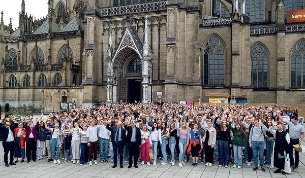 „Maturafoto“ der rund 800 Teilnehmer:innen nach dem Gottesdienst   