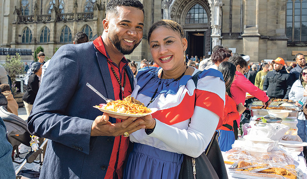 Wie im Dom wurde auch auf dem Domplatz die bunte Vielfalt des Fests sichtbar.   Diözese Linz/Haijes