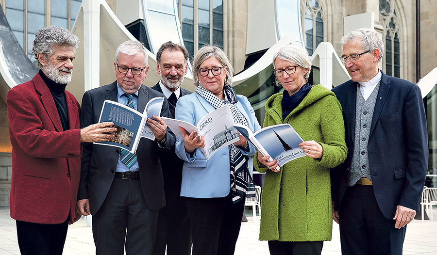 Bei der Präsentation (v. l. n. r.): Verleger Helmut Wagner, Redaktionsleiter Josef Wallner, Dompfarrer Maximilian Strasser, Fachdirektorin BDA Petra Weiss, Prof. Anna Minta, KU und Bischofsvikar Johann Hintermaier.   