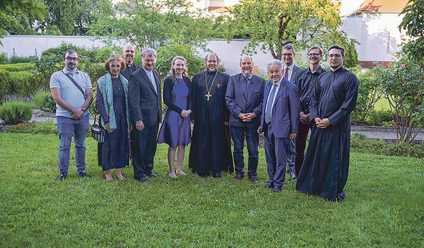 Beim Ökumeneempfang im Garten des Bischofshofs   