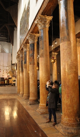 Die renovierten Säulen der Geburtskirche