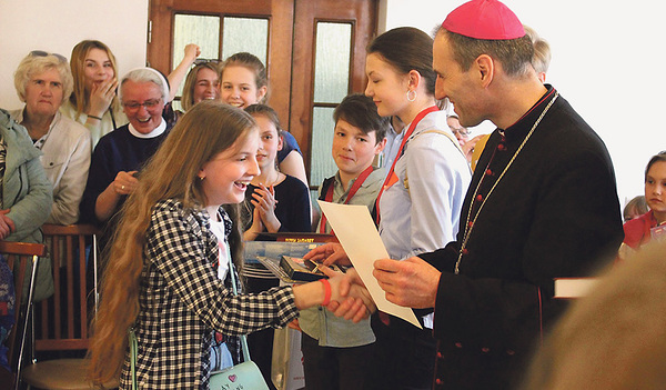 Beim „Bibel-Contest“ bekommen die Gewinner/innen unter anderem ein vom Bischof unterzeichnetes Diplom.   