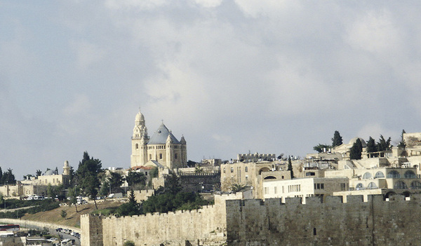 Heute trägt jener Hügel in Jerusalem den Namen Zionsberg, auf dem die Dormitio-Abtei (in der Bildmitte) steht.  