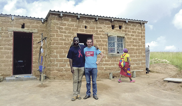 Bernhard Kerschberger (rechts) ist für Ärzte ohne Grenzen in Eswatini (Swasiland) im Einsatz und hofft auf einen leistbaren Corona-Impfstoff auch für den Globalen Süden.   