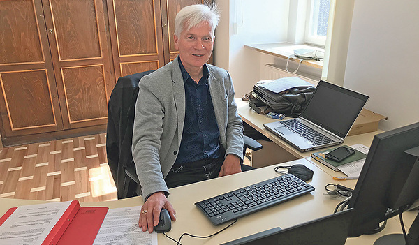 Martin Schachinger, der bis September auch noch Pfarrassistent in Ebelsberg und der Solarcity Linz ist, in seinem Stabsstellen-Büro im Bischofshof.