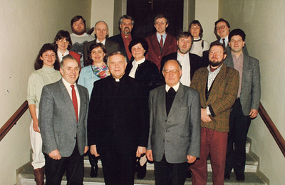 Das Team der Kirchenzeitung und der Kooperationsredaktion im Jahr 1993 mit Bischof Maximilian Aichern und Herausgeber Josef Wiener (rechts neben Aichern).