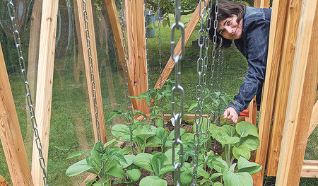 Beete, Wiesen, Gartenhaus – Andrea Berger-Gruber genießt den Ausgleich in der Gartenarbeit. 