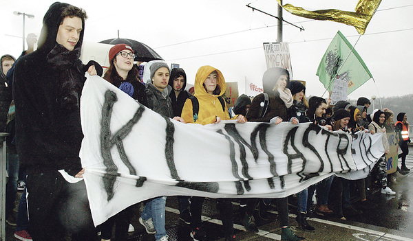 Mehr als 3.000 Jugendliche demonstrierten in Linz bei strömendem Regen für das Klima.   