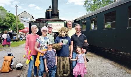 Lea und Maximilian Baresch mit ihrer Familie beim Märchenzug im Steyrtal. Der „Wolf“ ist  Johannes Ebert, einer der Organisatoren dieses besonderen Kinderevents. 