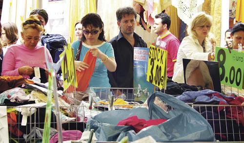 Flohmarkt [NUR FUER REDAKTIONELLE VERWENDUNG (c) www.BilderBox.com, Erwin Wodicka, Siedlerzeile 3, A-4062 Thening, Tel. + 43 676 5103678.Verwendung nur gegen HONORAR, BELEG,URHEBERVERMERK und den AGBs auf bilderbox.com](in an im auf aus als and beim 