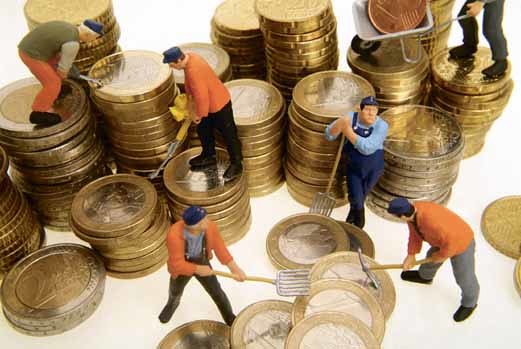 Symbolbild Arbeitergehalt, Bauarbeiter und Geld - symbolic for salary of building worker