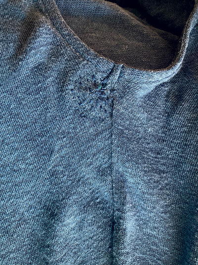 Dieses T-Shirt wurde dezent ausgebessert.