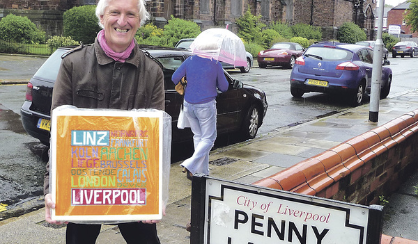 Autostopper Johann Grabner mit seinen künstlerisch gemalten Schildern: „Mein Ziel ist immer Liverpool bzw. Nord­england. Das habe ich deshalb gewählt, weil meine Tochter dort studiert hat.“   