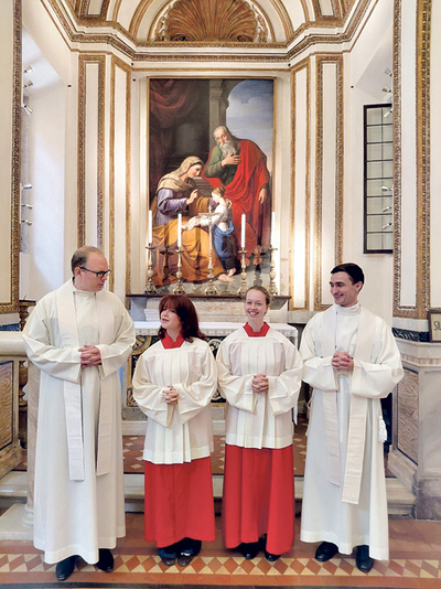 Marlies Prinz (2. v. rechts) in der Kirche der „Anima“ mit den Mitgliedern der Schola. Sie ministrierte dort auch regelmäßig. 