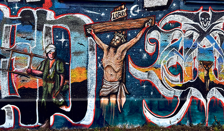 Der Gekreuzigte umgeben von den zwei Schächern: Street-Art an der Linzer Autobahn.    