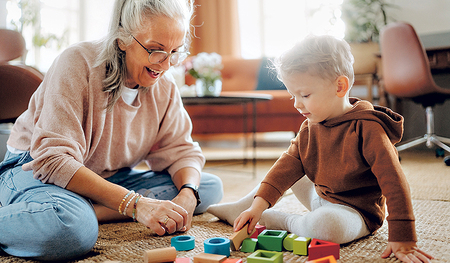 Auch ohne eigene Enkelkinder können sich Wunschgroßeltern für die nächste Generation engagieren, etwa als Leihoma, Lesepate oder bei der Jungschar.  