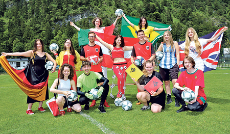 Auch die Modeschule Ebensee ist im Fußball-WM-Fieber und hat eine eigene Fankollektion entworfen.