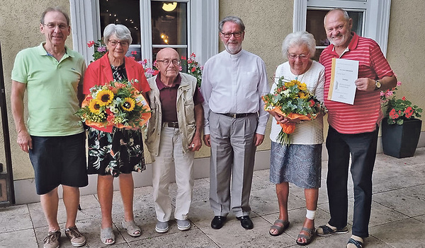 Pfarrer Sireisky bedankte sich bei Mitgliedern des Kirchenchors.