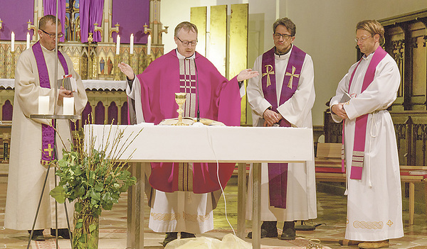 Jesuitenpatres beim Abend der Barmherzigkeit   