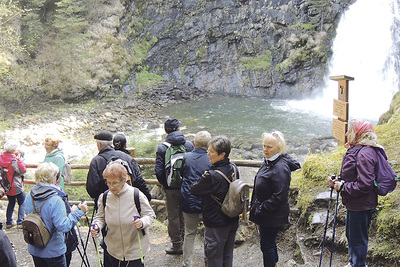 Einen Höhepunkt bildet ein Halt am Wasserfall.   