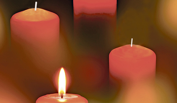 Wenn das erste Licht am Adventkranz brennt, dann beginnt das neue Kirchenjahr. 