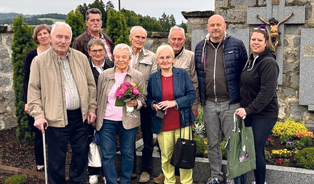 Die 1945 im Pfarrhof geborene Margarete Kondziella (1. Reihe, 2. von links) traf gemeinsam mit ihrem Mann Manfred auf die Verwandten von Pfarrer Karl Gabriel.   