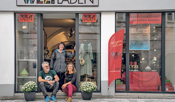 Der Weltladen in Steyr. Öffnungszeiten sind Mo. bis Fr. von 9 bis 13 Uhr und von 14 bis 18 Uhr sowie Sa. von 9 bis 13 Uhr.  