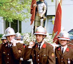Feuerwehr mit Heiligem Florian
Feuerwehr,Heiliger Florian,Schutzpatron,Freiwillig,Brauchtum,Feste,Gemeinschaft,Tradition
Copyright by BilderBox- Erwin Wodicka, A-4062 Thening; 