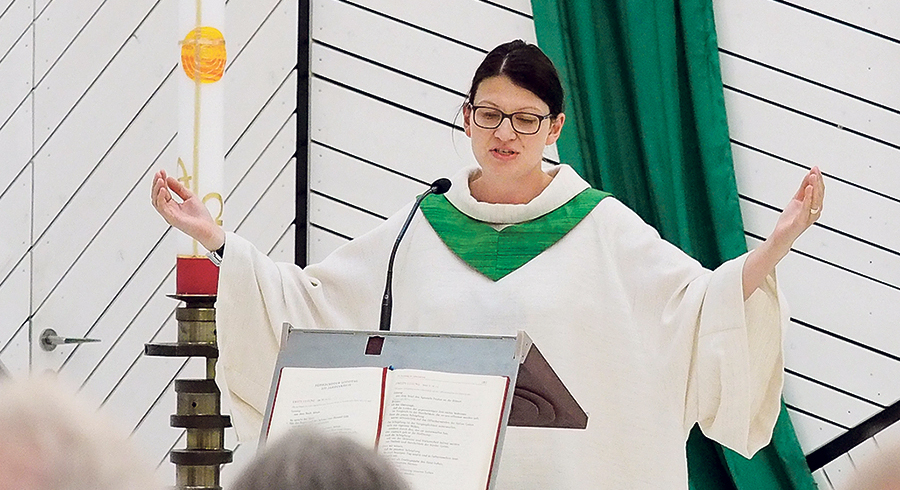 Silvia Aichmayr, Betriebsseelsorgerin der Voestalpine Linz, feiert Wort-Gottesdienst. 