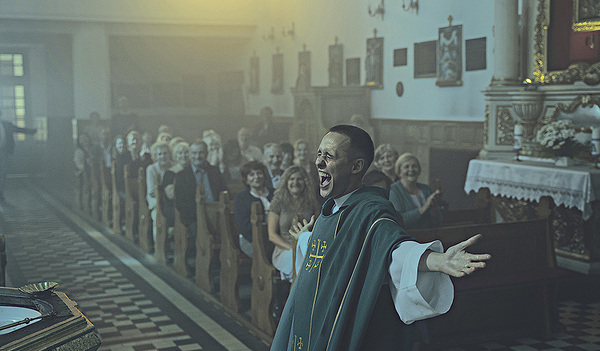 Großartig: Bartosz Bielenia als „Daniel“, der vorgibt ein Priester zu sein und Menschen begeistert. 