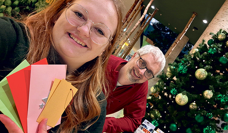 Kärtchen für „unbezahlbare“ Wünsche austeilen: Das ist eine der Aktionen der nachgehenden Seelsorge, an der Elena Gratzer und René Koppenberger-Drenik (im Bild) mitwirken.   