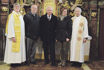 Pfarrassistentin Elisabeth Lamplmayr (von links), Josef Schloßgangl (FA-Obmann für Finanzen) und Friedrich Nöbauer, Pfarrgemeinderats-Obfrau Karin Malzer und Pfarrmoderator Josef Ammering   