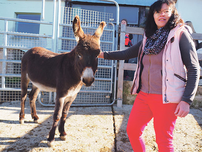 Katharina Jelinek führt mit viel Einsatz und Idealismus den Gnadenhof „Tierseelenhoffnung“.