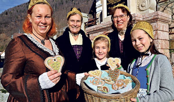 Die Goldhaubenfrauen Ebensee bereiten den Liebstattsonntag vor. Mehr über die  Goldhaubenfrauen im Gespräch mit Landesobfrau Martina Pühringer.