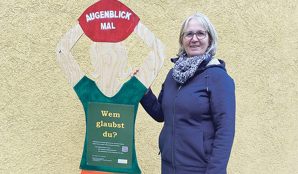 Margit Schmidinger mit einer „Augenblick mal“- Figur. Die Aktion wird in Ottnang, Schwanenstadt, Regau, Ungenach, Puchkirchen und Attnang-Puchheim durchgeführt.   