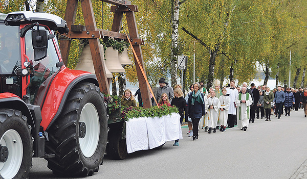 In einer festlichen Prozession wurden die Glocken zur Pfarrkirche gebracht.    