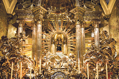 Auf den Stufen zur Basilika Mariazell mit der als „Magna Mater Austriae“ verehrten Gnadenstatue. Nach tagelangem Marsch angekommen, fließen so manches Mal Freudentränen.  