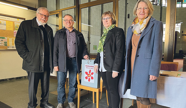 Bei der Wahlurne (von links): Kurat Franz Fink, Wahlleiter Heinz Leumüller, Pastoralassistentin Christine Leonhartsberger und Visitatorin Brigitte Gruber-Aichberger  