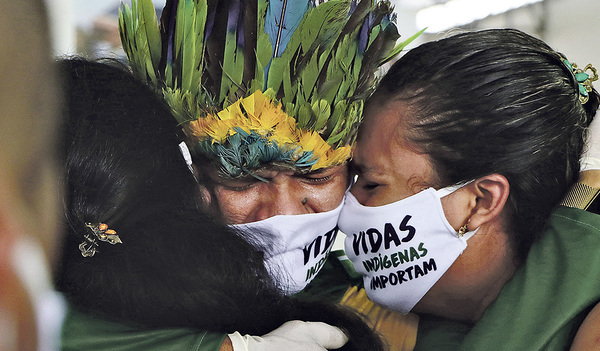 Indigene in Brasilien trauern um Angehörige, die am Coronavirus gestorben sind. Auf ihren Schutzmasken steht: Die Leben der Indigenen sind wichtig.