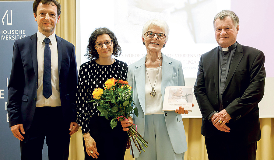 Andreas Schmoller, Verena Lorber und Bischof Manfred Scheuer überraschten Erna Putz mit einer Festschrift zu ihrem 80. Geburtstag.   
