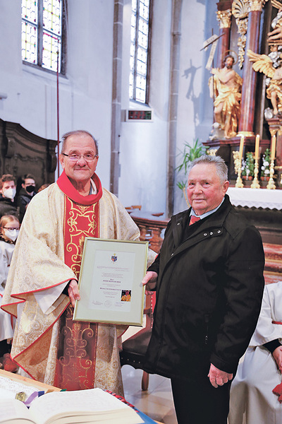 Pfarrer Arbeithuber (links) mit Senior-Mesner Josef Reingruber  