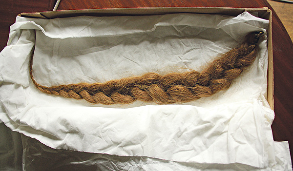 Das OÖ. Landesmuseum bewahrt das Haar, das höchstwahrscheinlich zur Edlbacher Moorleiche gehörte auf.