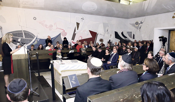 Die Präsidentin der Israelitischen Kultusgemeinde Linz, Dr. Charlotte Herman (links), bei ihrer Rede zum Gedenken, an dem Landeshauptmann Thomas Stelzer, Vizebürgermeisterin Karin Hörzing, Bischof Manfred Scheuer und Superintendent Gerold Lehner teil